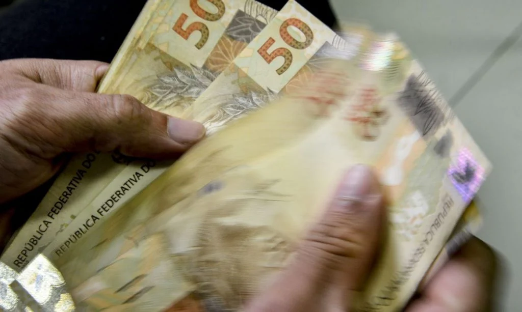 Cartão do Auxílio Brasil terá função débito