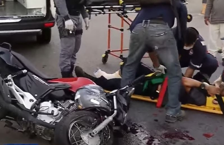 Acidente entre motocicleta em alta velocidade e carro, deixa homem gravemente ferido no Parque das Laranjeiras