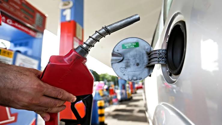 Preço da gasolina cai R$ 1,32 em um mês; confira a redução