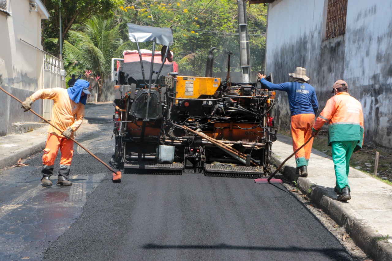 Ilha do Ajuricaba recebe recapeamento asfáltico da Prefeitura de Manaus pela primeira vez