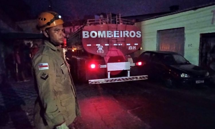 14 casas são destruidas durante incêndio avassalador no São Jorge
