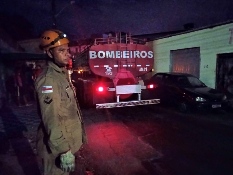 14 casas são destruidas durante incêndio avassalador no São Jorge