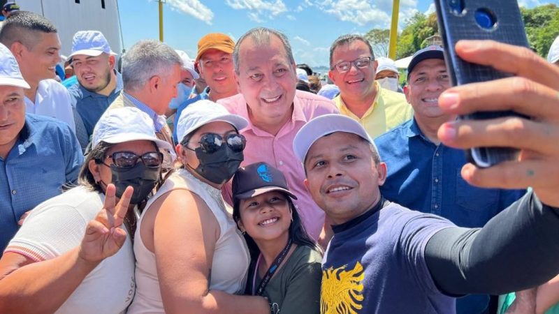 População agora pode enviar mensagens no ‘zap’ do Senador Omar