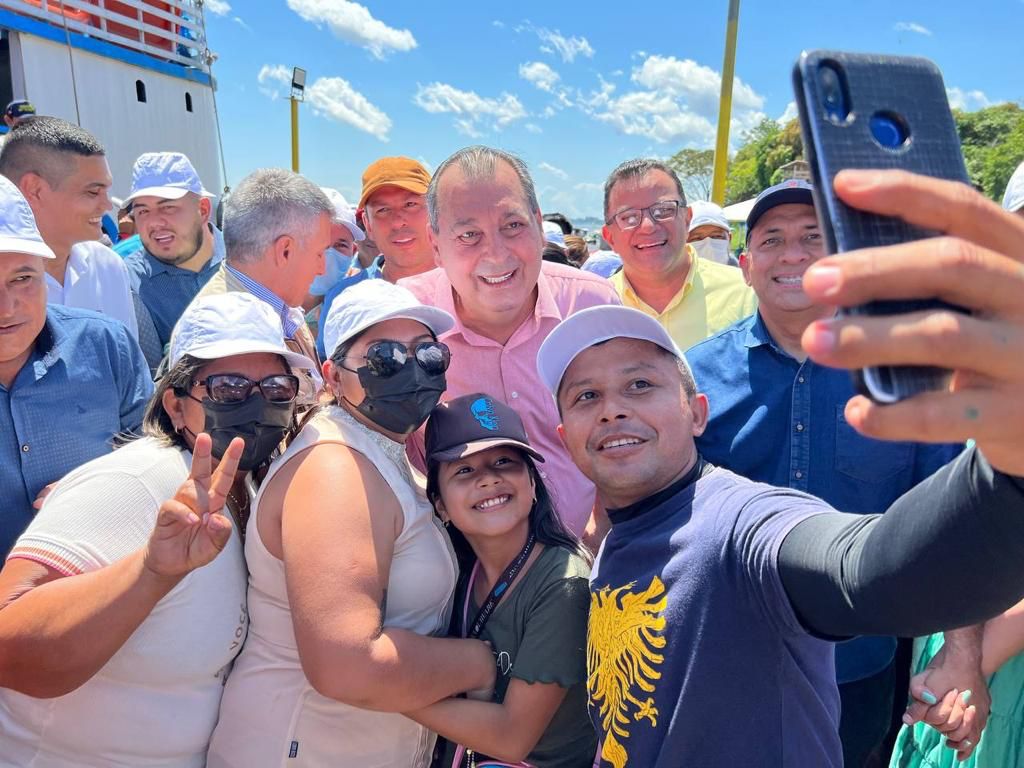 População agora pode enviar mensagens no ‘zap’ do Senador Omar