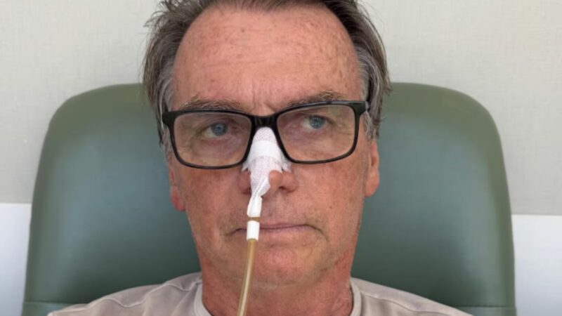 Bolsonaro tira sonda, mas continua em UTI sem data de saída, diz boletim