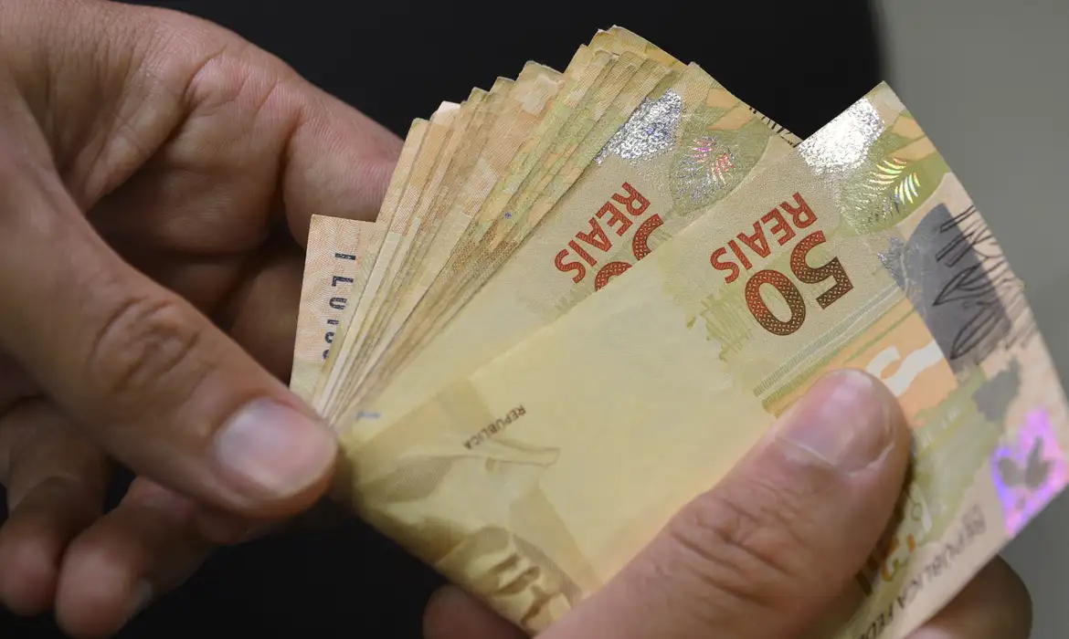Benefícios sociais garantem rendimento médio recorde de R$ 836 em 2024