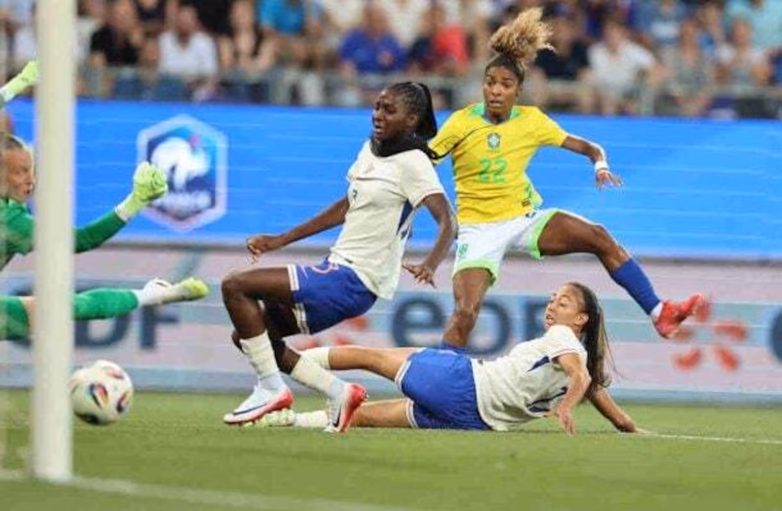 Com Marta titular, Brasil sofre virada em amistoso com a França