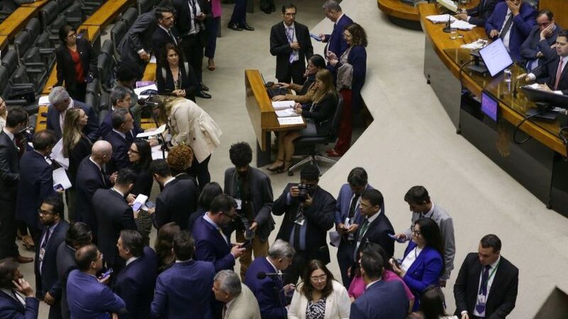 Congresso aprova usar emendas para salários de profissionais da saúde