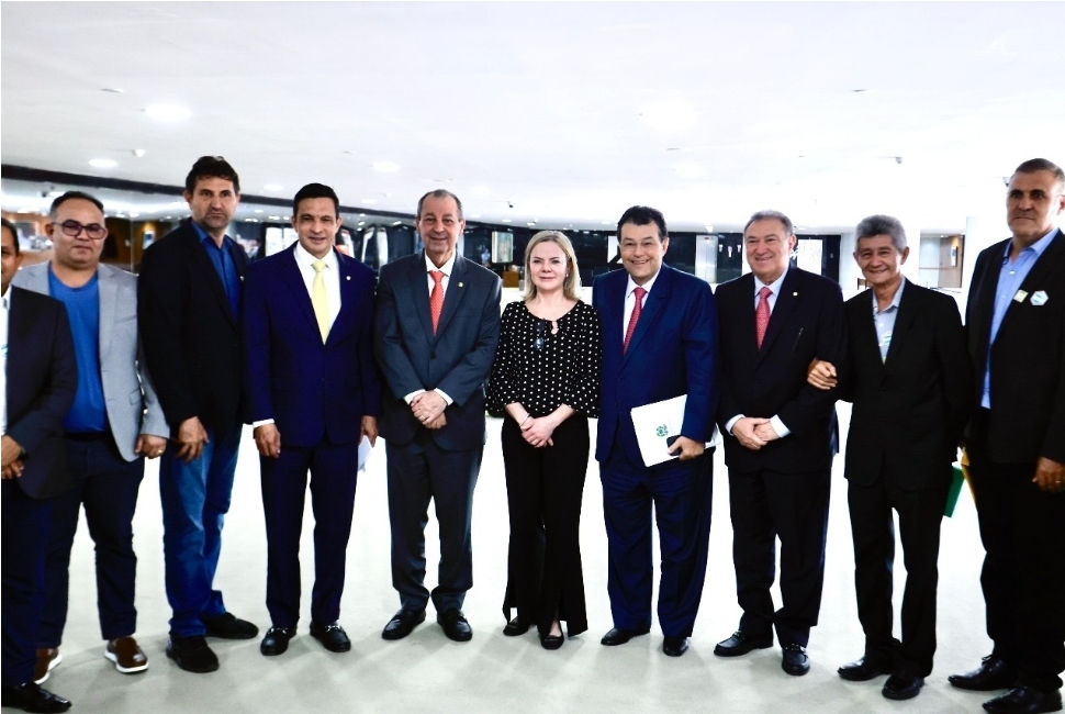 Senador Omar lidera comitiva do Amazonas em reunião com o governo para defender diálogo entre setor produtivo e meio ambiente no sul do estado