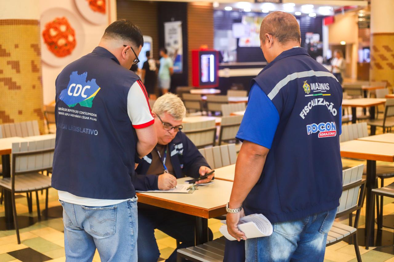 Após denúncia de discriminação, Dep. Mário César Filho e Procon–AM notificam empresa em shopping de Manaus