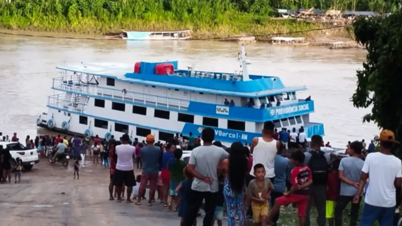 INSS usa barcos para orientar aposentados da Amazônia sobre descontos indevidos