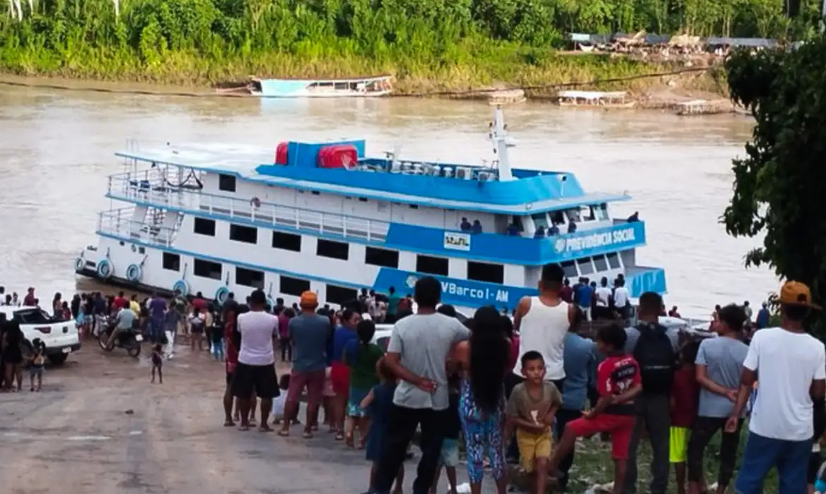INSS usa barcos para orientar aposentados da Amazônia sobre descontos indevidos