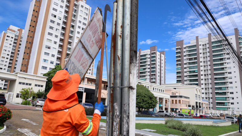 Prefeitura de Manaus notifica aplicação de lambe-lambe em flagrante e aciona empresas