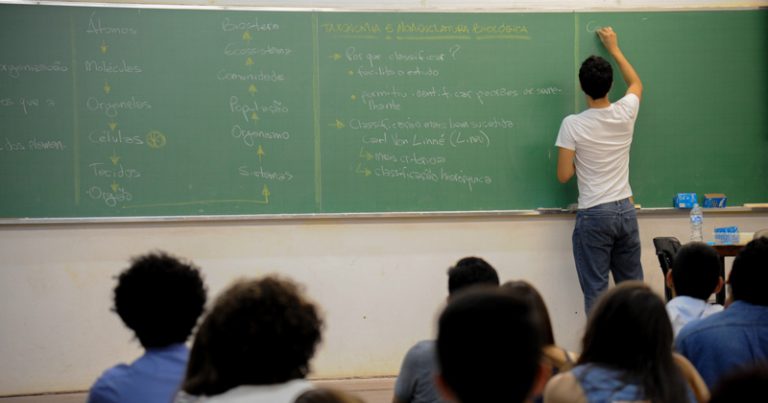 Perigo do professor trabalhar sem contrato: falta de pagamento e riscos legais