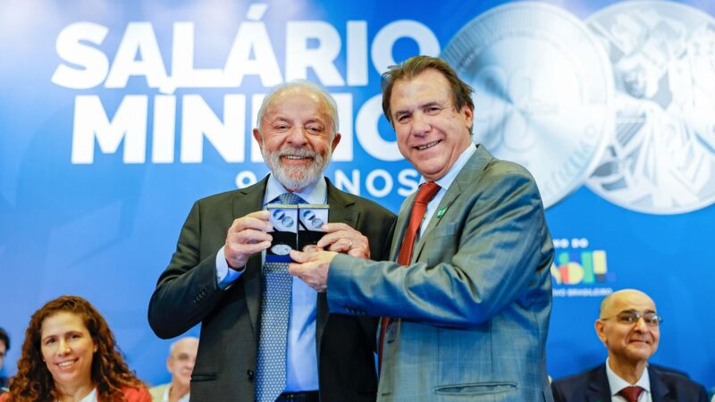 Lula diz que salário mínimo é baixo, mas aponta importância de direito