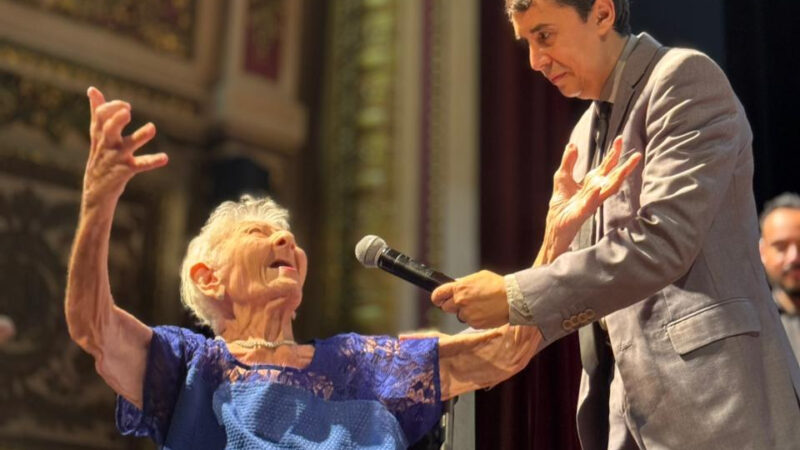 Pianista Jerusa Mustafa presencia concerto pelos seus 100 anos no Teatro Amazonas