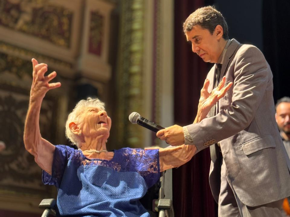 Pianista Jerusa Mustafa presencia concerto pelos seus 100 anos no Teatro Amazonas