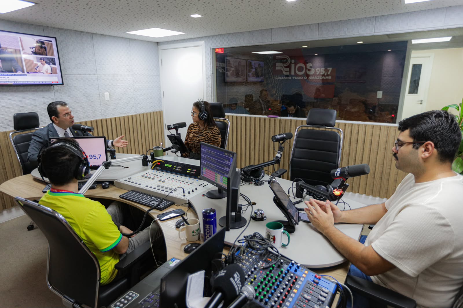 Wilker Barreto destaca duplicação da AM-010 e anuncia prazo para retomada das obras da UPA de Tabatinga em entrevista à Rádio Rios FM