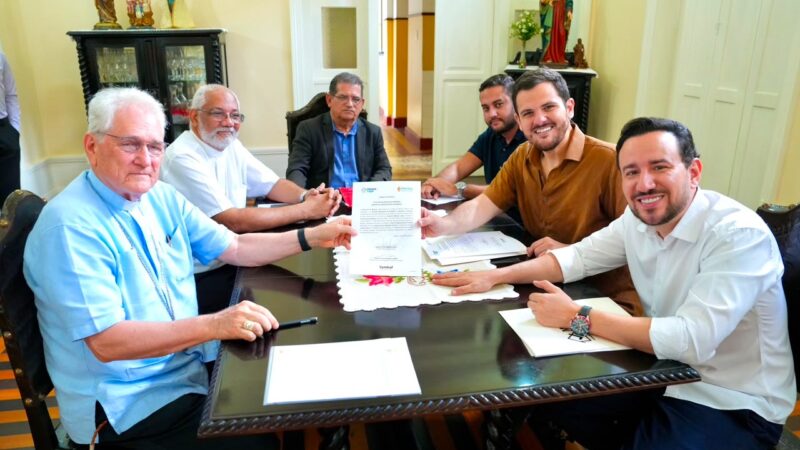 Prefeitura de Manaus faz entrega inédita de títulos definitivos e regulariza imóveis da Igreja Católica