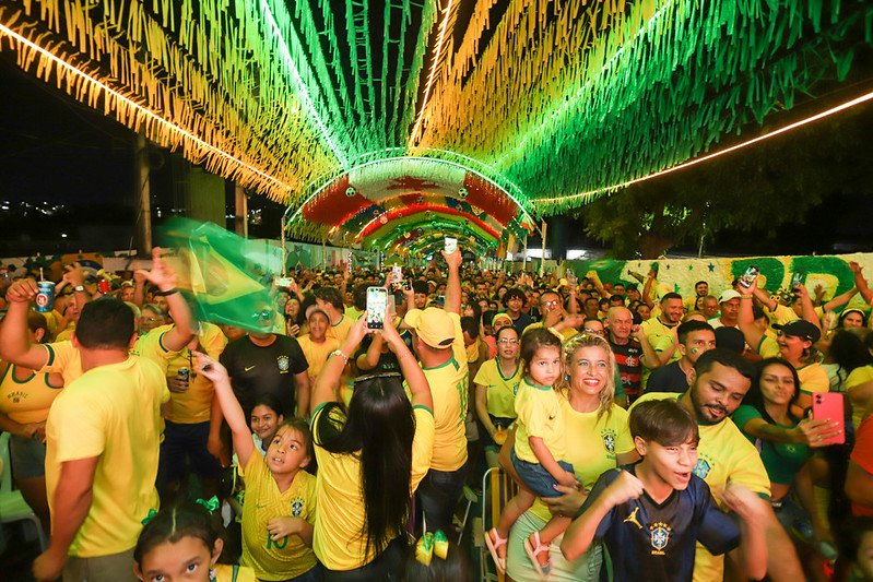 Ruas da Copa movimentam bairros de Manaus durante estreia da Seleção Brasileira