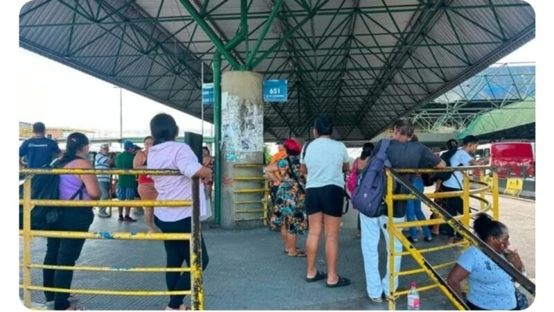 Passageiros enfrentam atrasos e ausência de ônibus em Manaus, mesmo após decisão judicial