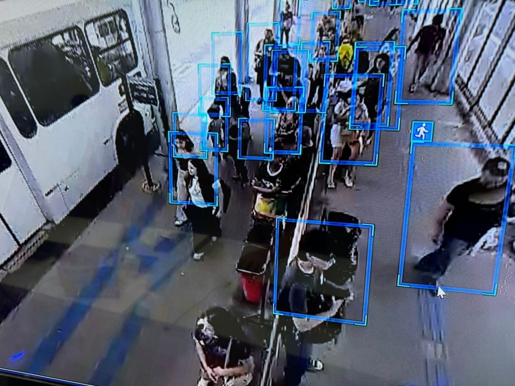 Manaus amplia monitoramento com inteligência artificial em terminais de ônibus para evitar crimes