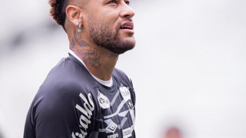 Veja fotos! Neymar compra iate de R$ 120 milhões com heliponto e 6 suítes