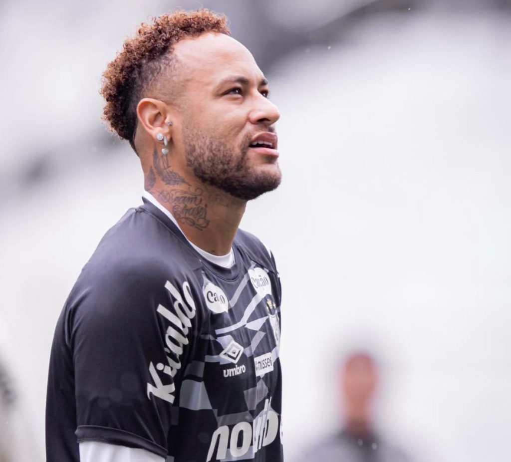 Veja fotos! Neymar compra iate de R$ 120 milhões com heliponto e 6 suítes