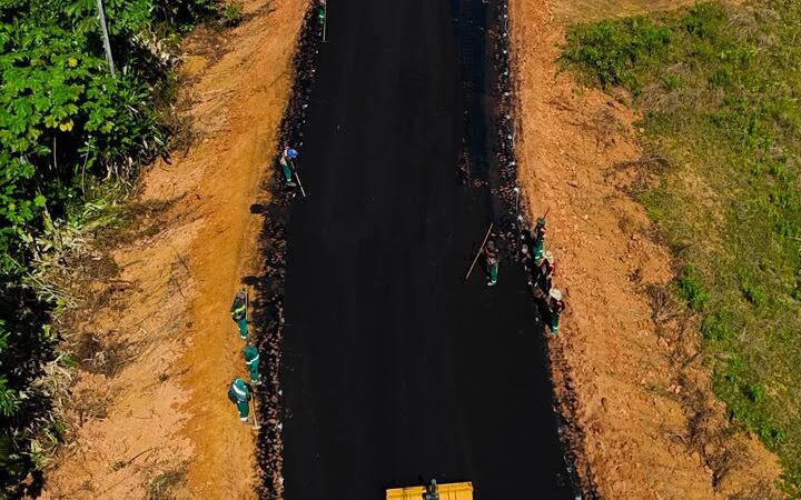 Prefeitura de Tefé avança com asfaltamento do Ramal da Ponte de Ferro e reforça investimentos em infraestrutura