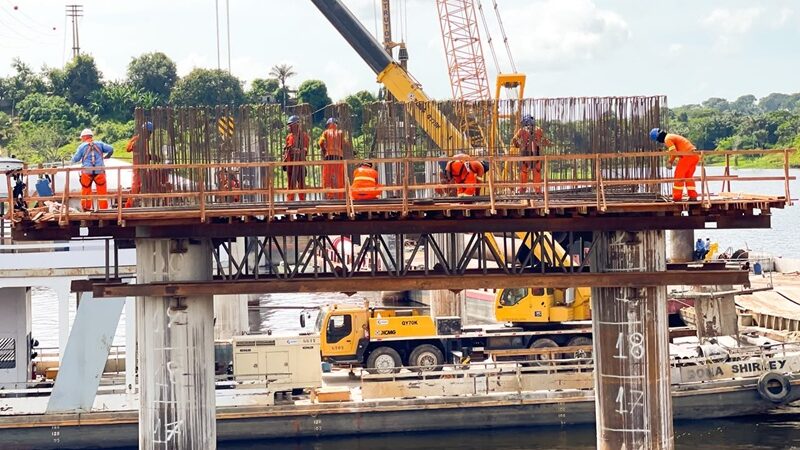 Ponte que ligará quatro bairros de Tefé segue em ritmo acelerado; confira