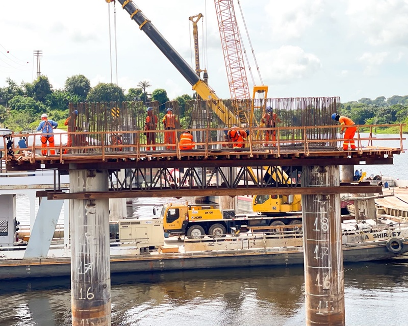 Ponte que ligará quatro bairros de Tefé segue em ritmo acelerado; confira