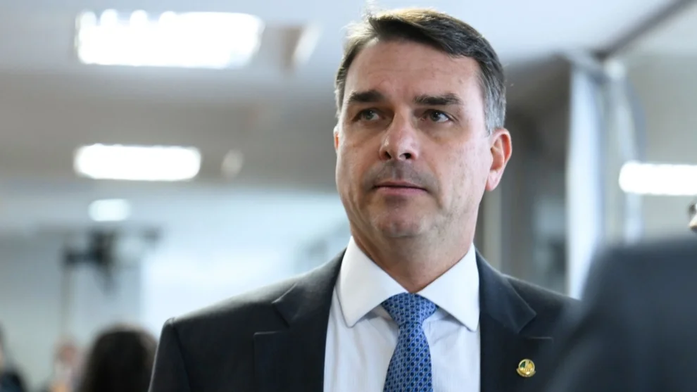 Flávio Bolsonaro propõe concessões comerciais dos EUA ao Brasil