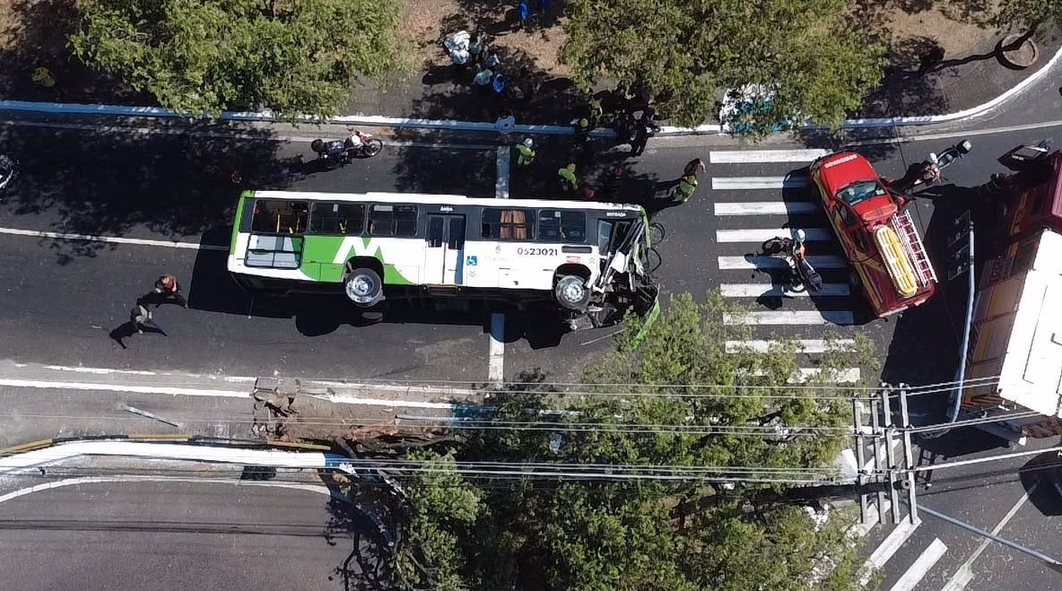 “Desespero Total”: Passageiros fogem pelas janelas após ônibus capotar no São Jorge