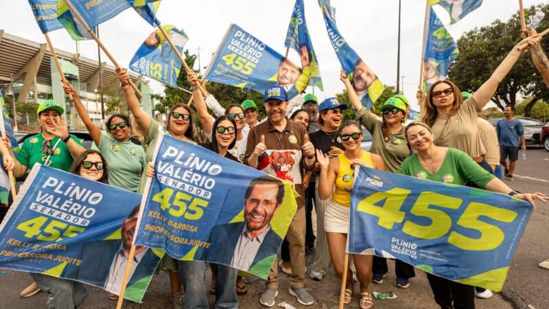 Plínio Valério sai às ruas e recebe apoio à reeleição durante adesivaço em Manaus