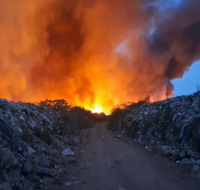 VÍDEO: Incêndio em lixão de Iranduba gera fumaça visível de Manaus