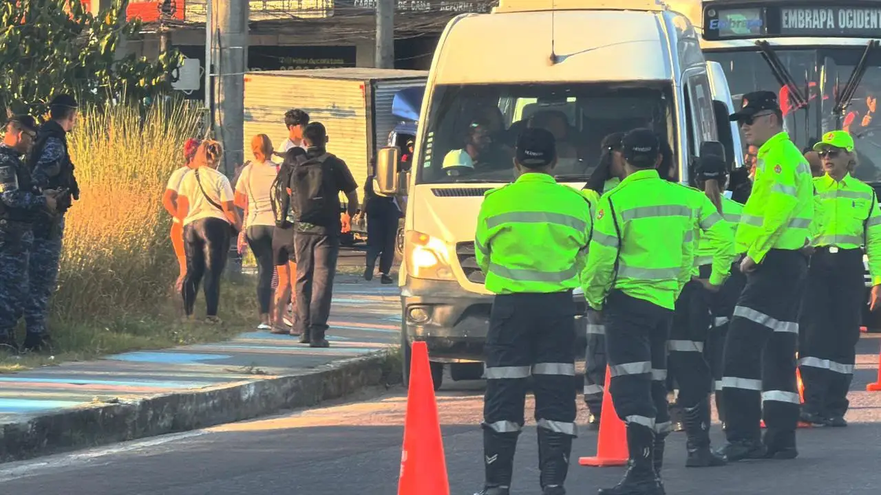 Ônibus e vans que seguiam para convenção de Roberto Cidade são apreendidos em blitz em Manaus