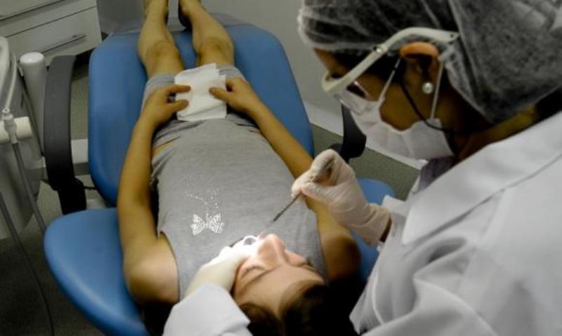 Justiça proíbe que dentistas realizem harmonização facial