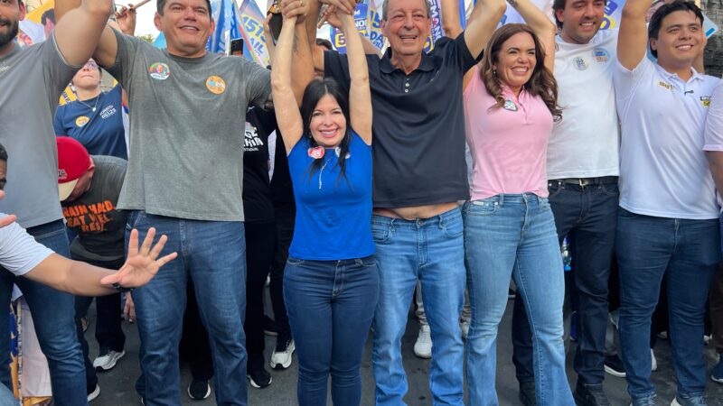 Delegada Débora Mafra recebe apoio durante caminhada no Educandos, em Manaus