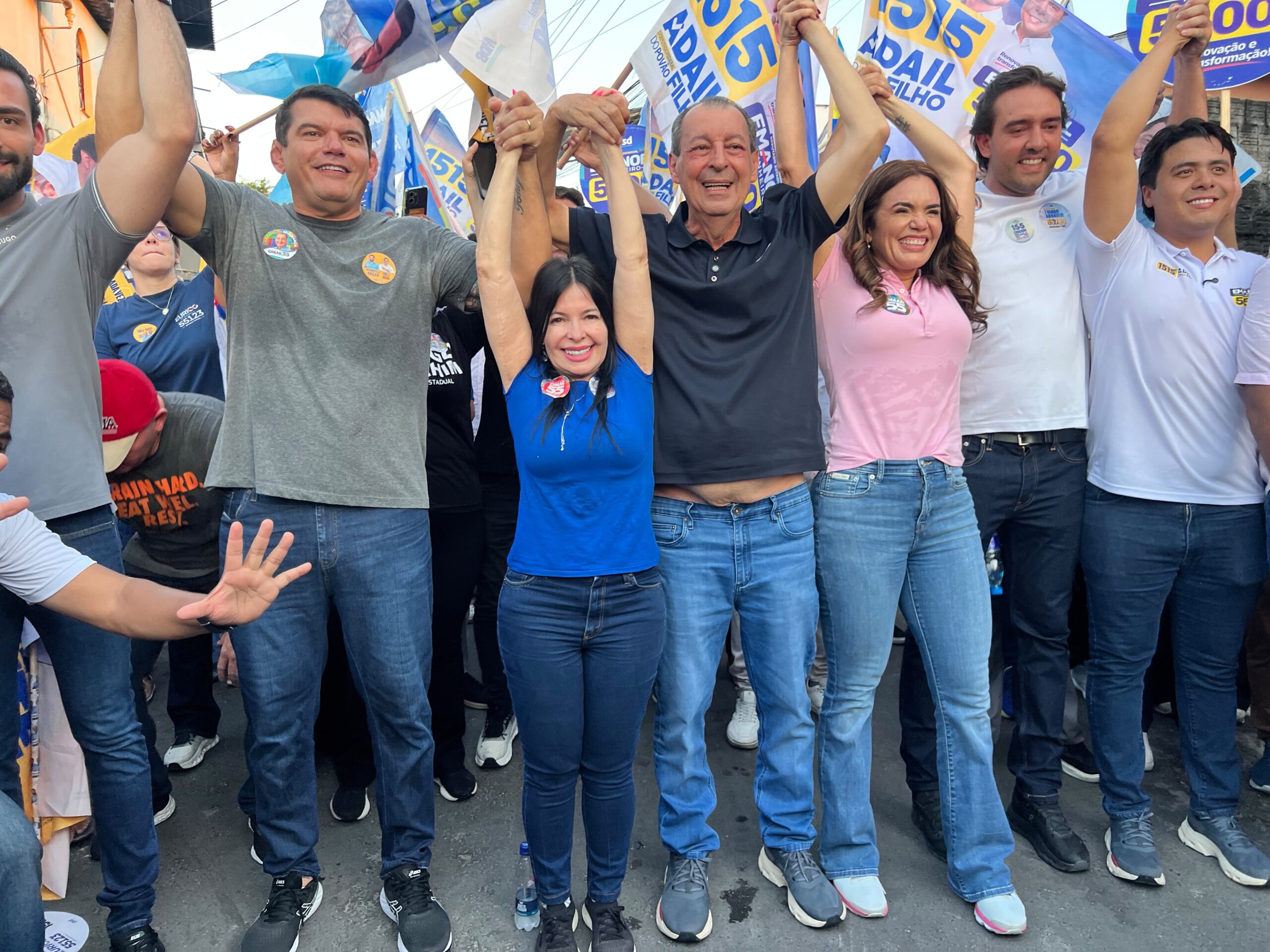 Delegada Débora Mafra recebe apoio durante caminhada no Educandos, em Manaus