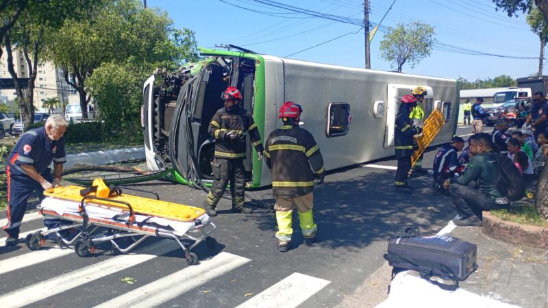 VÍDEO: Ônibus capota após bater violentamente em árvore e deixa feridos em Manaus