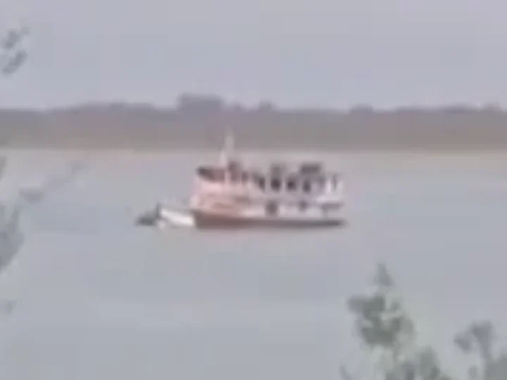 VÍDEO: avião de pequeno porte é rebocado por barco após queda no Amazonas