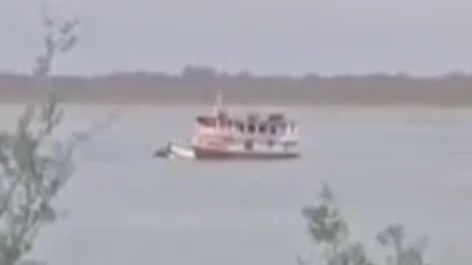 VÍDEO: avião de pequeno porte é rebocado por barco após queda no Amazonas