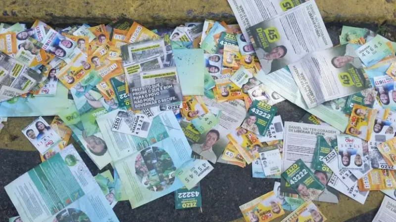 Santinhos jogados em casas estão entre as denúncias de propaganda irregular no AM