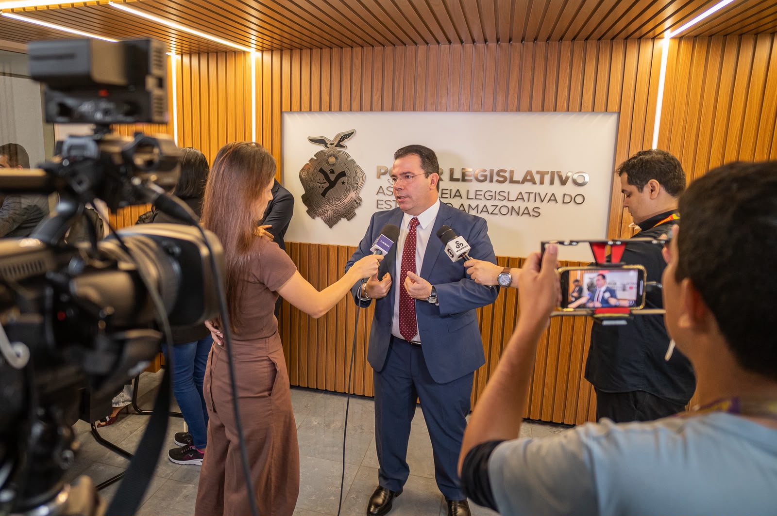 Wilker Barreto cobra pagamentos atrasados na saúde do AM; casos chegam a 8 meses
