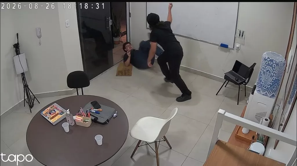 IMAGENS FORTES: Professor é esfaqueado por aluno durante aula particular em Manaus
