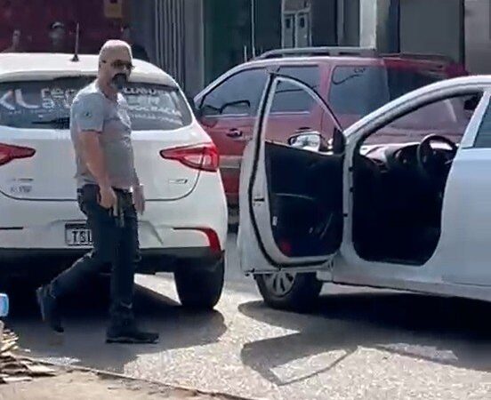 Vídeo: Suposto agente da DEHS atira contra motorista durante briga de trânsito em Manaus