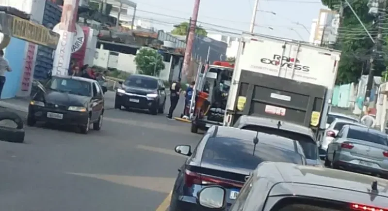 Vídeo: Motociclista tem perna quebrada durante acidente na Avenida Belo Horizonte no Adrianópolis em Manaus