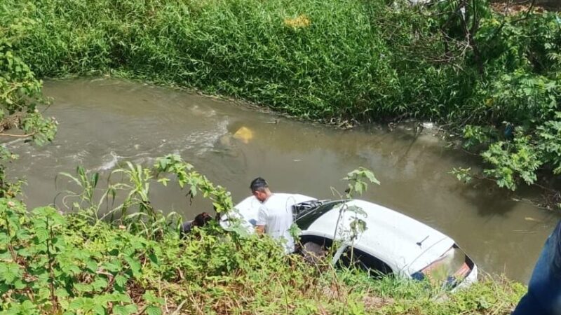 VÍDEO: motorista perde o controle e carro cai em igarapé em Manaus