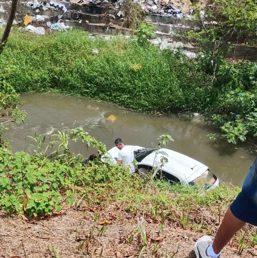 VÍDEO: motorista perde o controle e carro cai em igarapé em Manaus