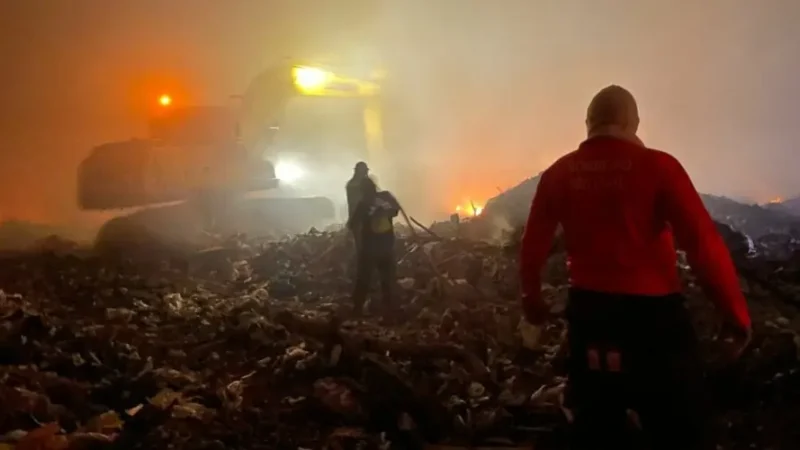 Incêndio no lixão de Manacapuru chega ao 3º dia e deixa a moradores preocupados